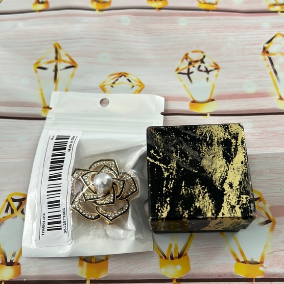 Blinged out Camilla brooch and box NIP - Picture 4 of 4